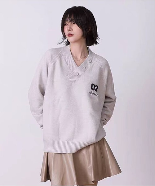 AsheKsha(アシクシャ)の「【新作】アシンメトリーVネックアルファベット刺繍セーター(ニット/セーター・レディース・ライトグレー/ブラック・M)」の5枚目の写真