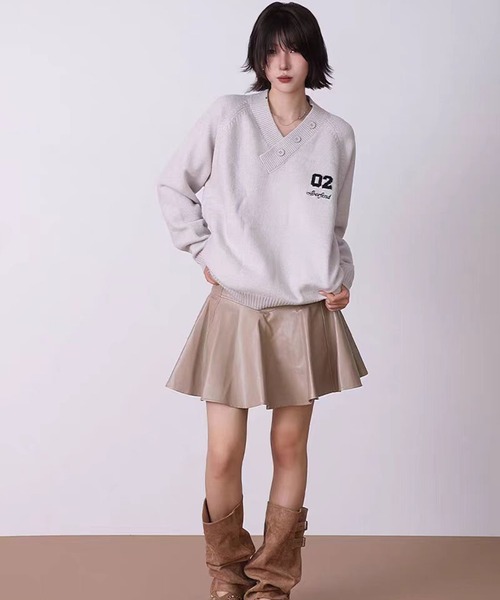 セール】【新作】アシンメトリーVネックアルファベット刺繍セーター