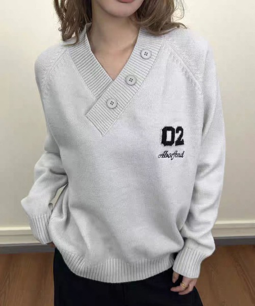 セール】【新作】アシンメトリーVネックアルファベット刺繍セーター