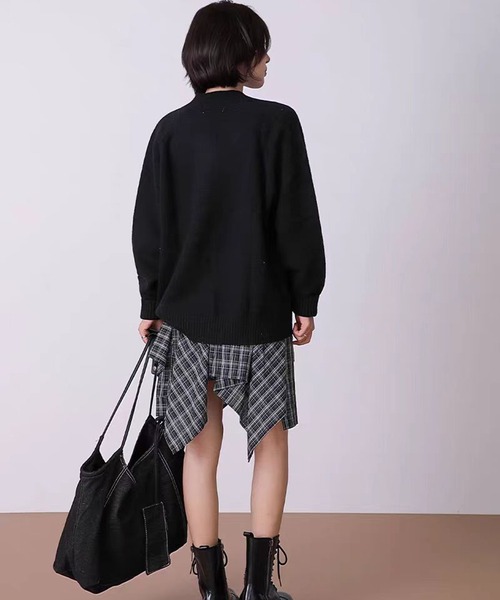AsheKsha(アシクシャ)の「【新作】アシンメトリーVネックアルファベット刺繍セーター(ニット/セーター・レディース・ライトグレー/ブラック・M)」の16枚目の写真