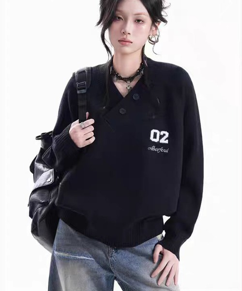 AsheKsha(アシクシャ)の「【新作】アシンメトリーVネックアルファベット刺繍セーター(ニット/セーター・レディース・ライトグレー/ブラック・M)」の17枚目の写真