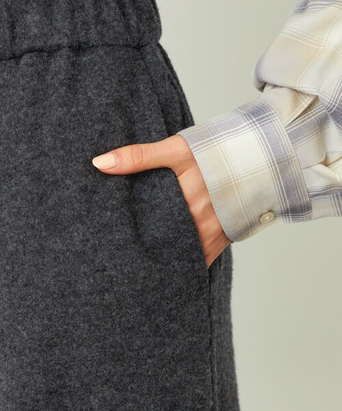 MACKINTOSH PHILOSOPHY(マッキントッシュ フィロソフィー)の「GREY LABEL ウールブークレイージーパンツ(スウェットパンツ・レディース・チャコールグレー/ホワイト系その他・2/6)」の9枚目の写真