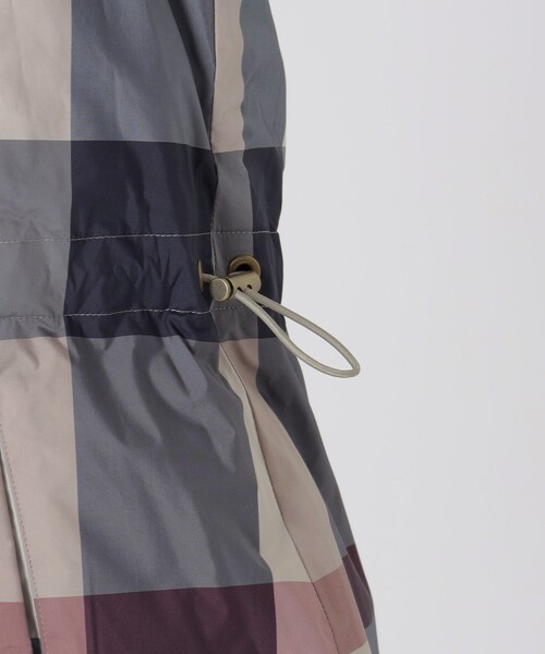 BLUE LABEL CRESTBRIDGE(ブルーレーベルクレストブリッジ)の「【10th ANNIVERSARY】【はっ水】ストレッチタフタリバーシブルダウンコート(ダウンジャケット/コート・レディース・ネイビー/ベージュ/ブラック・36/38/40)」の21枚目の写真