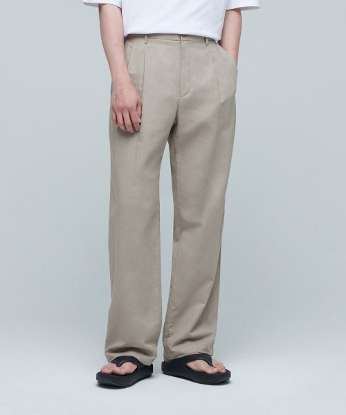 MUSINSA STANDARD(ムシンサスタンダード)の「コットンリネンツータックワイドパンツ【ベージュ】(その他パンツ・メンズ・その他・38/36/34/32/30/31/33/26/27/28/29)」の1枚目の写真