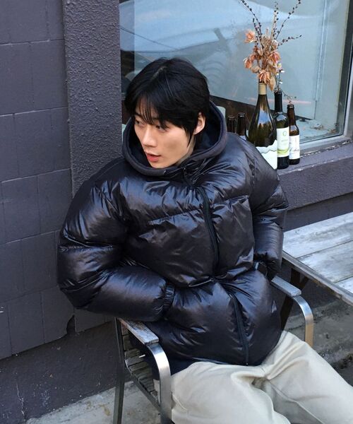 MOOD INSIDE(ムードインサイド)の「男女共用グロッシープファーショートパディング_Glossy Black(ダウンジャケット/コート・メンズ・ブラック・MEDIUM/LARGE/X-LARGE)」の2枚目の写真