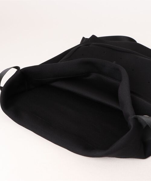 Never mind the XU / Chikashitsu+（ネバーマインド ザ エックスユー / チカシツプラス）の「【nmtc+】wing sweat knapsack / 【エムティーシープラス】ウィングスウェットナップサック（バックパック/リュック・レディース・グレー/ブラック・ONE SIZE）」の13枚目の写真