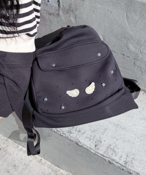 Never mind the XU / Chikashitsu+（ネバーマインド ザ エックスユー / チカシツプラス）の「【nmtc+】wing sweat knapsack / 【エムティーシープラス】ウィングスウェットナップサック（バックパック/リュック・レディース・グレー/ブラック・ONE SIZE）」の2枚目の写真