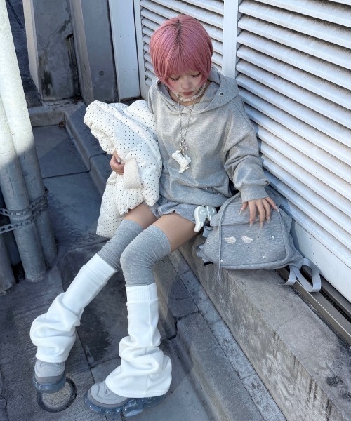 Never mind the XU / Chikashitsu+（ネバーマインド ザ エックスユー / チカシツプラス）の「【nmtc+】wing sweat knapsack / 【エムティーシープラス】ウィングスウェットナップサック（バックパック/リュック・レディース・グレー/ブラック・ONE SIZE）」の12枚目の写真