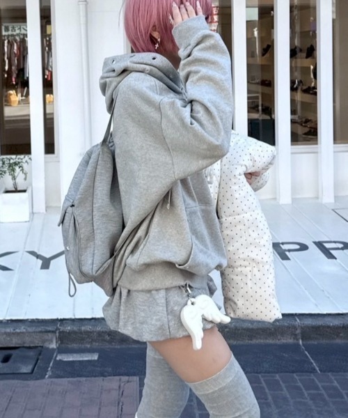 Never mind the XU / Chikashitsu+（ネバーマインド ザ エックスユー / チカシツプラス）の「【nmtc+】wing sweat knapsack / 【エムティーシープラス】ウィングスウェットナップサック（バックパック/リュック・レディース・グレー/ブラック・ONE SIZE）」の11枚目の写真