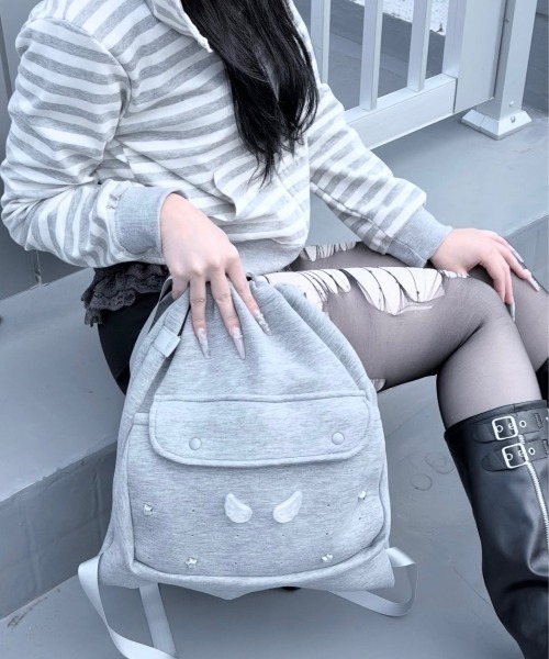 Never mind the XU / Chikashitsu+（ネバーマインド ザ エックスユー / チカシツプラス）の「【nmtc+】wing sweat knapsack / 【エムティーシープラス】ウィングスウェットナップサック（バックパック/リュック・レディース・グレー/ブラック・ONE SIZE）」の20枚目の写真