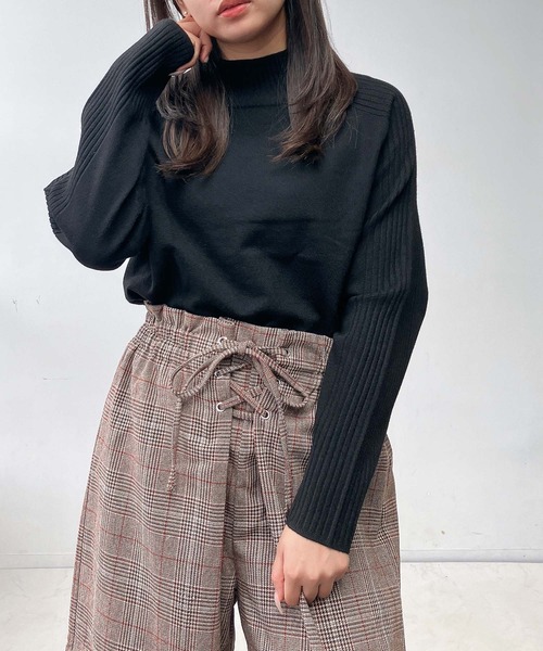 AS KNOW AS plus（アズノゥアズプラス）の「♪エポーレットショルダー もちもちニットプルオーバー（ニット/セーター・レディース・ブラック/杢グレー/ブルー/レッド/モカ・FREE）」の2枚目の写真