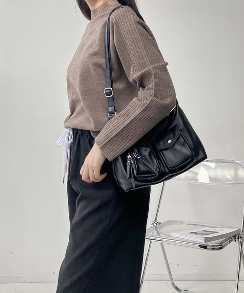 AS KNOW AS plus（アズノゥアズプラス）の「♪エポーレットショルダー もちもちニットプルオーバー（ニット/セーター・レディース・ブラック/杢グレー/ブルー/レッド/モカ・FREE）」の9枚目の写真