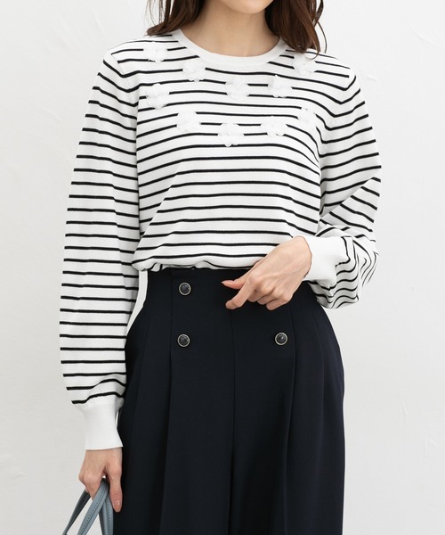 Honeys(ハニーズ)の「フラワーモチーフ付ニット(ニット/セーター・レディース・アイボリー/ホワイト×ブラック/ホワイト×ブルー/ライトパープル・L/LL/M/S)」の4枚目の写真