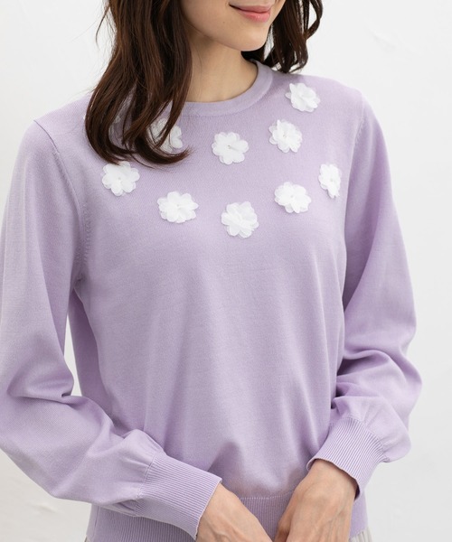 Honeys(ハニーズ)の「フラワーモチーフ付ニット(ニット/セーター・レディース・アイボリー/ホワイト×ブラック/ホワイト×ブルー/ライトパープル・L/LL/M/S)」の1枚目の写真