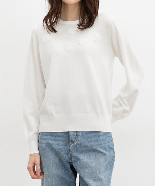 Honeys(ハニーズ)の「フラワーモチーフ付ニット(ニット/セーター・レディース・アイボリー/ホワイト×ブラック/ホワイト×ブルー/ライトパープル・L/LL/M/S)」の2枚目の写真