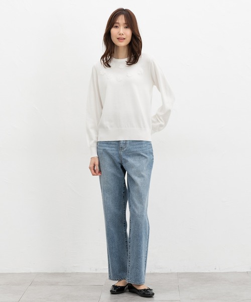 Honeys(ハニーズ)の「フラワーモチーフ付ニット(ニット/セーター・レディース・アイボリー/ホワイト×ブラック/ホワイト×ブルー/ライトパープル・L/LL/M/S)」の5枚目の写真