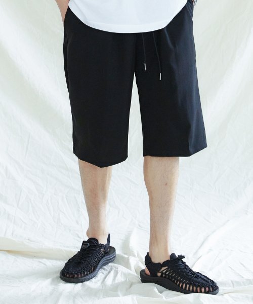 KND(ケイエヌディ)の「ワンタックバミューダバンディングパンツブラック(その他パンツ・メンズ・その他・MEDIUM)」の1枚目の写真