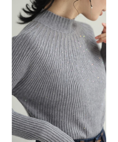 cawaii(カワイイ)の「降り注ぐオーロラビジューの流線ラインリブカットソートップス(Tシャツ/カットソー・レディース・グレー/ブルー/アイボリー/ブラック・FREE)」の3枚目の写真