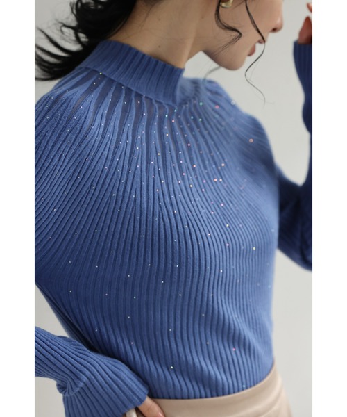 cawaii(カワイイ)の「降り注ぐオーロラビジューの流線ラインリブカットソートップス(Tシャツ/カットソー・レディース・グレー/ブルー/アイボリー/ブラック・FREE)」の4枚目の写真