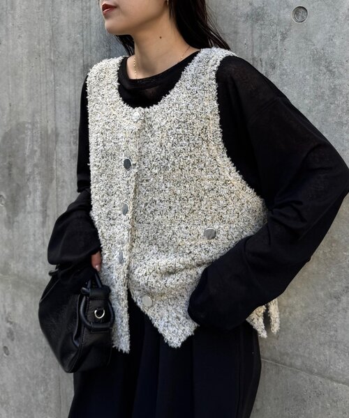 CIAOPANIC TYPY(チャオパニックティピー)の「銀ボタンツイードニットベスト(ベスト・レディース・ブラック/サックスブルー/アイボリー・ONE SIZE)」の2枚目の写真