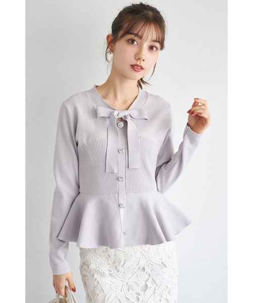 tocco closet(トッコ クローゼット)の「ビジュー釦付きボウタイリボンペプラムニットプルオーバー(ニット/セーター・レディース・ラベンダー/ライトベージュ/ブラック・M)」の3枚目の写真