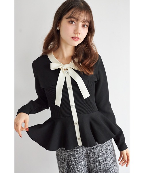 tocco closet(トッコ クローゼット)の「ビジュー釦付きボウタイリボンペプラムニットプルオーバー(ニット/セーター・レディース・ラベンダー/ライトベージュ/ブラック・M)」の1枚目の写真