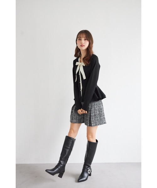 tocco closet(トッコ クローゼット)の「ビジュー釦付きボウタイリボンペプラムニットプルオーバー(ニット/セーター・レディース・ラベンダー/ライトベージュ/ブラック・M)」の4枚目の写真