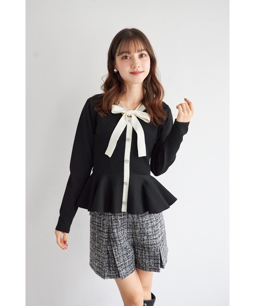 tocco closet(トッコ クローゼット)の「ビジュー釦付きボウタイリボンペプラムニットプルオーバー(ニット/セーター・レディース・ラベンダー/ライトベージュ/ブラック・M)」の6枚目の写真