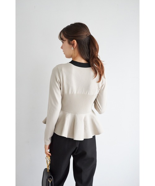 tocco closet(トッコ クローゼット)の「ビジュー釦付きボウタイリボンペプラムニットプルオーバー(ニット/セーター・レディース・ラベンダー/ライトベージュ/ブラック・M)」の14枚目の写真