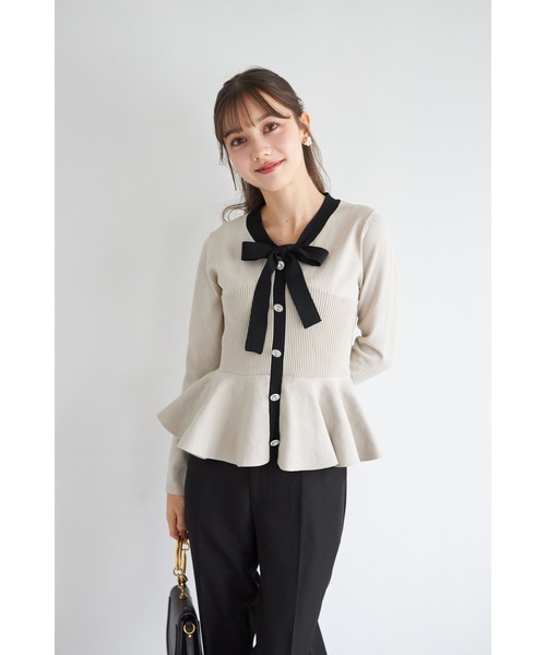 tocco closet(トッコ クローゼット)の「ビジュー釦付きボウタイリボンペプラムニットプルオーバー(ニット/セーター・レディース・ラベンダー/ライトベージュ/ブラック・M)」の12枚目の写真