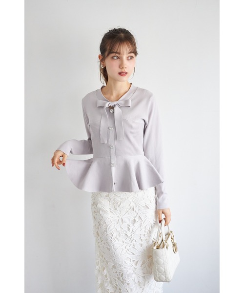tocco closet(トッコ クローゼット)の「ビジュー釦付きボウタイリボンペプラムニットプルオーバー(ニット/セーター・レディース・ラベンダー/ライトベージュ/ブラック・M)」の16枚目の写真