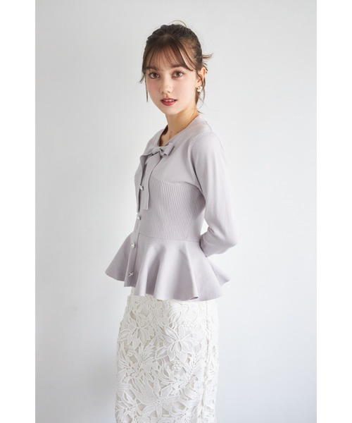 tocco closet(トッコ クローゼット)の「ビジュー釦付きボウタイリボンペプラムニットプルオーバー(ニット/セーター・レディース・ラベンダー/ライトベージュ/ブラック・M)」の18枚目の写真