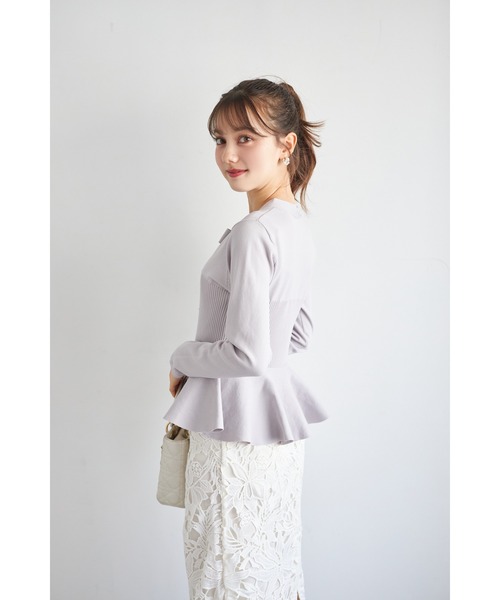 tocco closet(トッコ クローゼット)の「ビジュー釦付きボウタイリボンペプラムニットプルオーバー(ニット/セーター・レディース・ラベンダー/ライトベージュ/ブラック・M)」の19枚目の写真