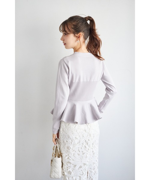 tocco closet(トッコ クローゼット)の「ビジュー釦付きボウタイリボンペプラムニットプルオーバー(ニット/セーター・レディース・ラベンダー/ライトベージュ/ブラック・M)」の20枚目の写真