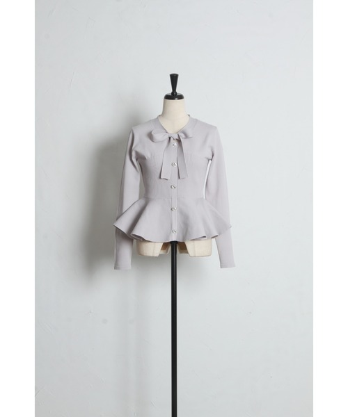 tocco closet(トッコ クローゼット)の「ビジュー釦付きボウタイリボンペプラムニットプルオーバー(ニット/セーター・レディース・ラベンダー/ライトベージュ/ブラック・M)」の21枚目の写真