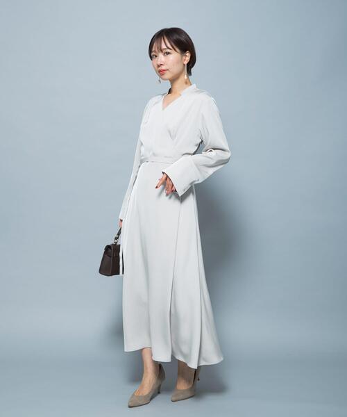 URBAN RESEARCH ROSSO WOMEN（アーバンリサーチ　ロッソ）の「ベルト付カシュクールサテンワンピース（ワンピース・レディース・グレー系その他/ネイビー・FREE）」の2枚目の写真
