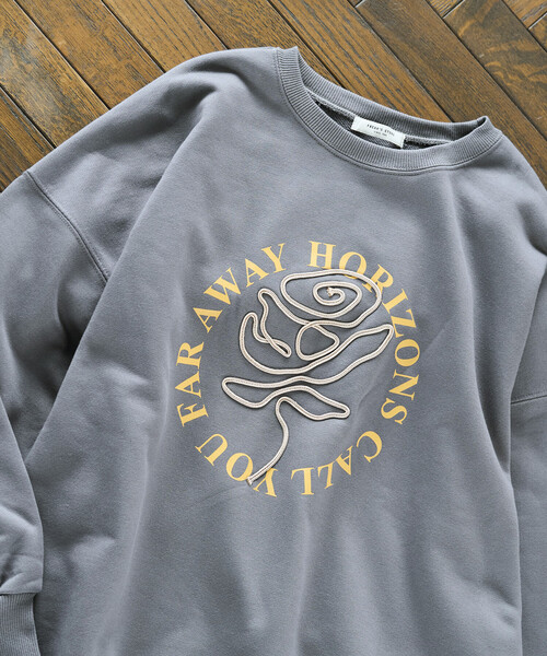 FREAK'S STORE(フリークスストア)の「限定展開 バラ コード刺繍 × サークル ロゴ プリント スウェット(スウェット・レディース・ブルー/スミクロ/ナチュラル/ライトグレー・フリ-)」の1枚目の写真