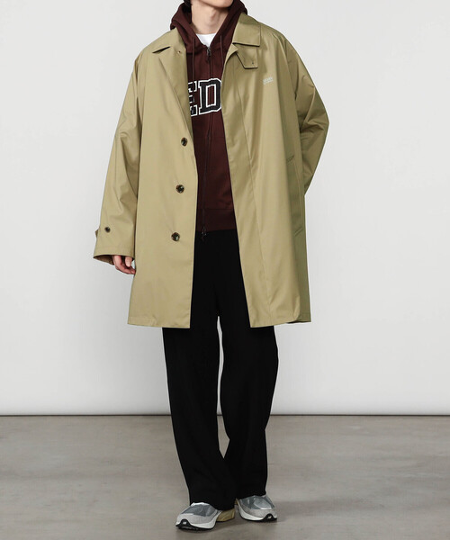SEDAN ALL-PURPOSE（セダンオールパーパス）の「SEDAN ALL-PURPOSE | ナイロン クラシックバルカラーコート MEN（ステンカラーコート・メンズ・カーキ/ブラック・L/XL）」の2枚目の写真