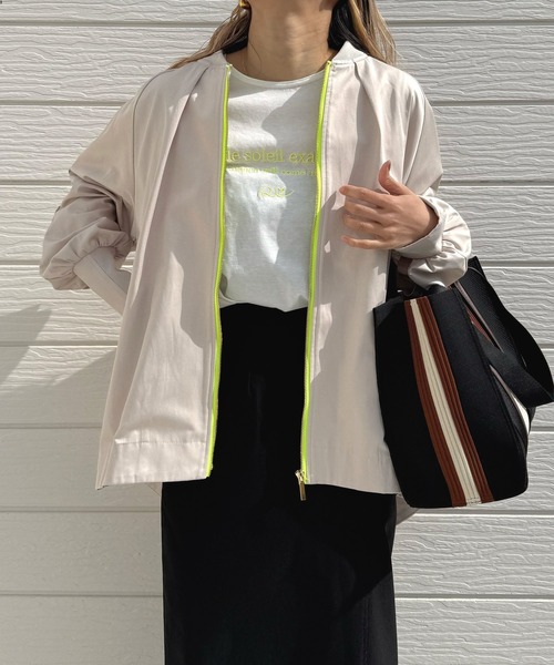 Q（キュー）の「バックテープラインブルゾン（ブルゾン・レディース・ベージュ/ブラック・MEDIUM）」の2枚目の写真