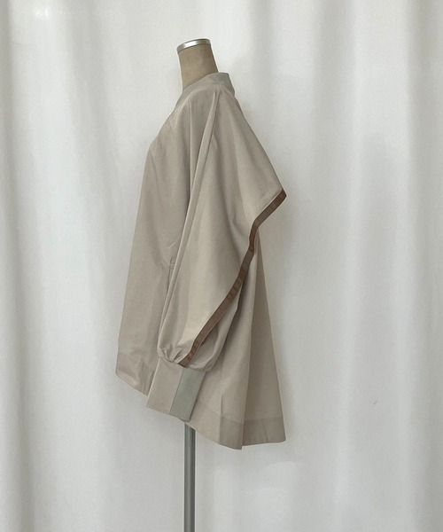 Q（キュー）の「バックテープラインブルゾン（ブルゾン・レディース・ベージュ/ブラック・MEDIUM）」の4枚目の写真