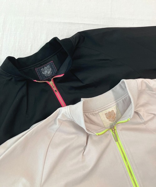Q（キュー）の「バックテープラインブルゾン（ブルゾン・レディース・ベージュ/ブラック・MEDIUM）」の6枚目の写真