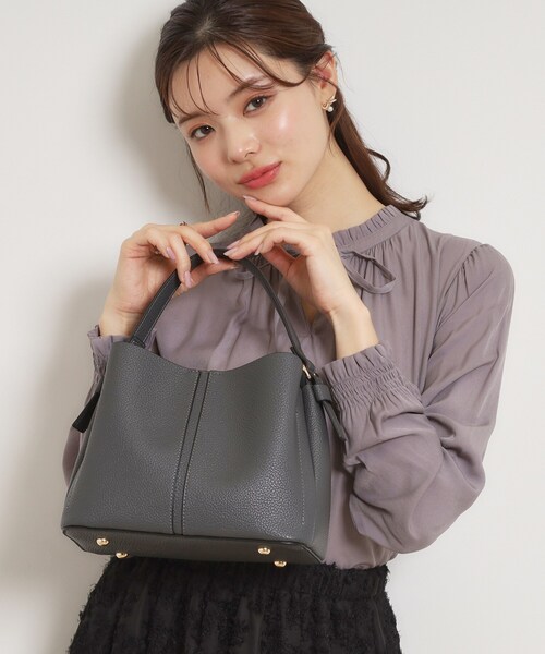 couture brooch（クチュールブローチ）の「2wayレザー調ハンドバッグ（ショルダーバッグ・レディース・ベージュ/チャコールグレー/オフホワイト・00）」の2枚目の写真