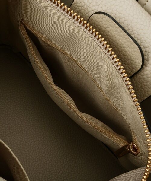 couture brooch（クチュールブローチ）の「2wayレザー調ハンドバッグ（ショルダーバッグ・レディース・ベージュ/チャコールグレー/オフホワイト・00）」の19枚目の写真
