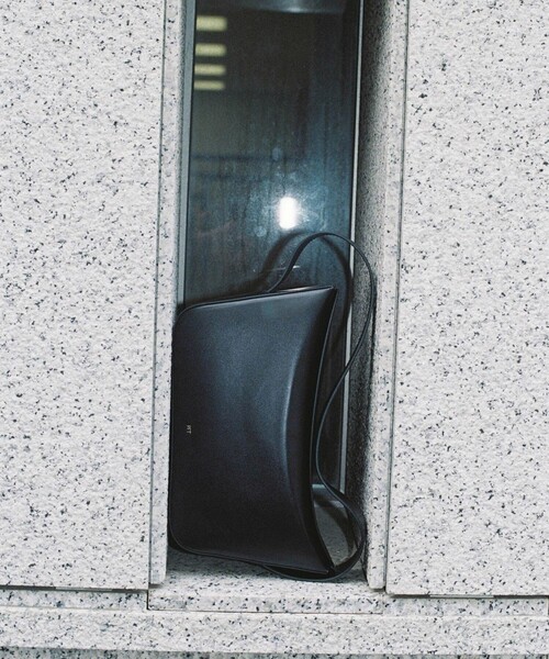 ADAM ET ROPE'（アダムエロペ）の「【PFT】Flap medium Bag（ショルダーバッグ・レディース・ブラック/クリーム・FREE）」の8枚目の写真