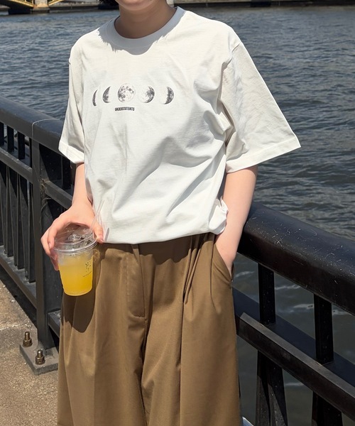 UNDERSTATEMENTs(アンダーステイトメント)の「【ユニセックス】アソートレトロシティプリントTシャツ/グラフィックデザイン(Tシャツ/カットソー・メンズ・グレー系その他/ブラック系その他2/ブラック/ブルー/チャコールグレー/ブラック系その他3/ブラック系その他/ホワイト系その他2/レッド/ホワイト系その他3/ホワイト系その他/ホワイト/ネイビー/ホワイト系その他5/ホワイト系その他6/ホワイト系その他7/ホワイト系その他4/ホワイト系/ホワイト系1/ホワイト系2・LARGE/MEDIUM)」の10枚目の写真