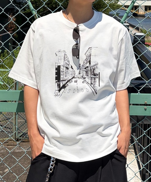 UNDERSTATEMENTs(アンダーステイトメント)の「【ユニセックス】アソートレトロシティプリントTシャツ/グラフィックデザイン(Tシャツ/カットソー・メンズ・グレー系その他/ブラック系その他2/ブラック/ブルー/チャコールグレー/ブラック系その他3/ブラック系その他/ホワイト系その他2/レッド/ホワイト系その他3/ホワイト系その他/ホワイト/ネイビー/ホワイト系その他5/ホワイト系その他6/ホワイト系その他7/ホワイト系その他4/ホワイト系/ホワイト系1/ホワイト系2・LARGE/MEDIUM)」の11枚目の写真