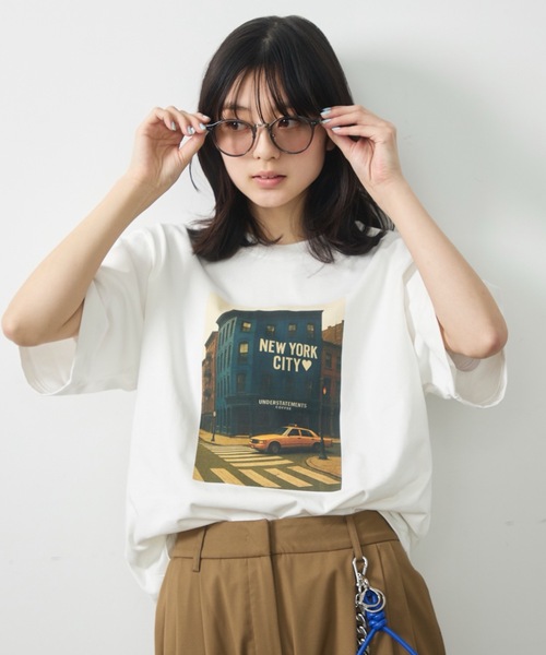 UNDERSTATEMENTs(アンダーステイトメント)の「【ユニセックス】アソートレトロシティプリントTシャツ/グラフィックデザイン(Tシャツ/カットソー・メンズ・グレー系その他/ブラック系その他2/ブラック/ブルー/チャコールグレー/ブラック系その他3/ブラック系その他/ホワイト系その他2/レッド/ホワイト系その他3/ホワイト系その他/ホワイト/ネイビー/ホワイト系その他5/ホワイト系その他6/ホワイト系その他7/ホワイト系その他4/ホワイト系/ホワイト系1/ホワイト系2・LARGE/MEDIUM)」の2枚目の写真
