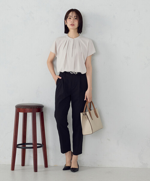 COMME CA ISM(コムサイズム)の「2WAYフレンチスリーブタックブラウス(シャツ/ブラウス・レディース・ホワイト/グレイッシュベージュ/ネイビー・LARGE/MEDIUM)」の6枚目の写真