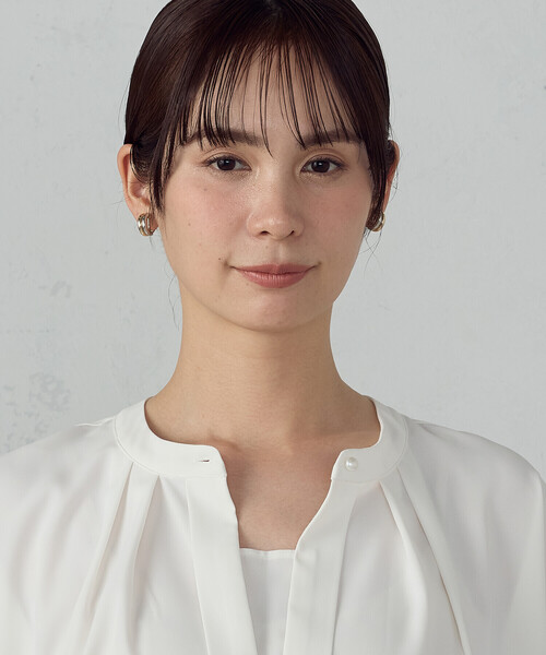 COMME CA ISM(コムサイズム)の「2WAYフレンチスリーブタックブラウス(シャツ/ブラウス・レディース・ホワイト/グレイッシュベージュ/ネイビー・LARGE/MEDIUM)」の17枚目の写真