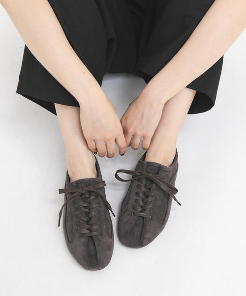 KBF（ケイビーエフ）の「タンデザインスニーカー（スニーカー・レディース・チャコールグレー/ライトベージュ・36/38/37）」の4枚目の写真